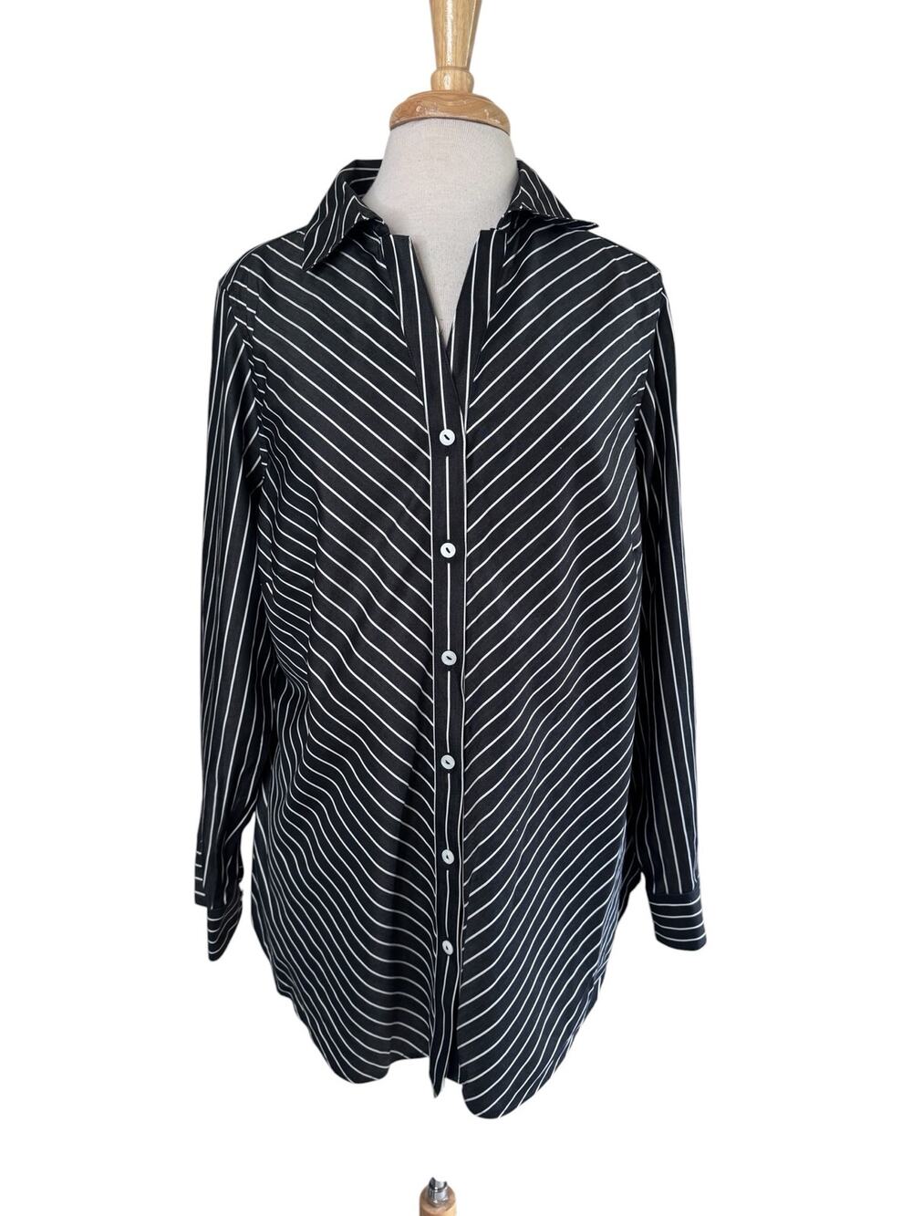FOXCROFT Heritage Shaped Button Up Shirt Black & White Size 16W Womens Non-Iron
